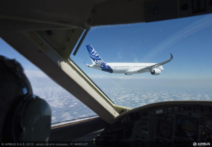 A350_XWB_air_to_air_first_flight4