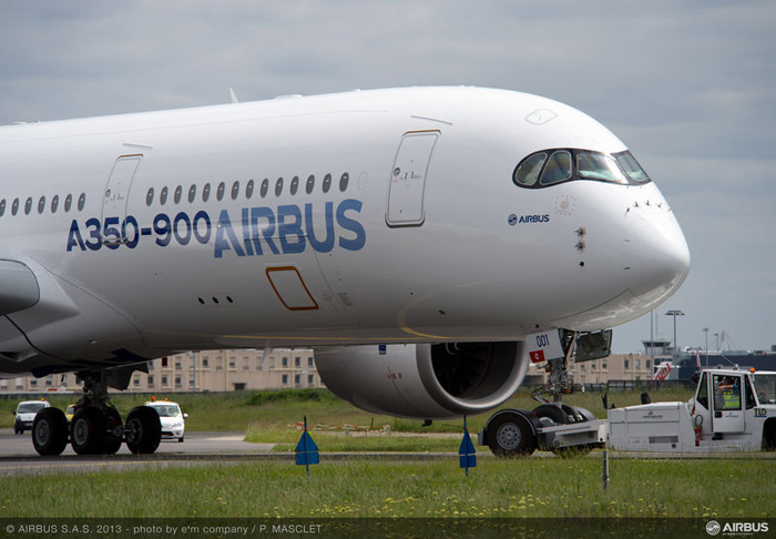 Airbus-A350_XWB_paint_shop_rollout