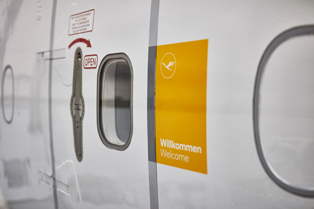 Lufthansa-Yellow-Welcome-Panel